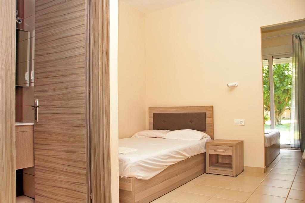 Priona Rooms Paralia Skotinis Exterior photo